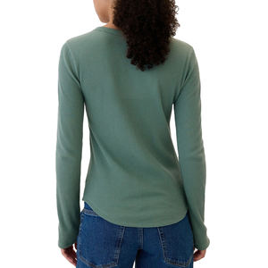 Chemise classique à manches longues en tricot gaufré pour femmes Design intemporel chaud mais respirant adapté au bureau et aux occasions décontractées - Product Image 1