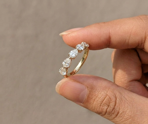 แหวนมอสซาไนต์ทรงลูกแพร์ 1 กะรัต แบบครึ่งวงแหวนสไตล์วินเทจ Lurba Jewels ทองคำแท้ 14K สีเหลือง สามารถสวมซ้อนกับแหวนแต่งงานหรือแหวนหมั้นได้ - Product Image 1