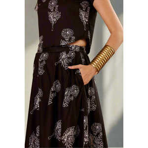 Jupe plissée noire Rose Noir en mousseline de soie douce et respirante, imprimé animal, à sequins, style portefeuille, coupe trapèze courte, ajustement régulier, taille XS - Product Image 3