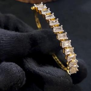 Bracelet ouvrable de haute qualité en or finition CZ Zircon Look pour les fonctions traditionnelles modernes Porter un bracelet pour les femmes et les filles - Product Image 1