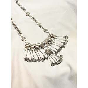 Collar de Plata 925 de Inspiración Tribal Tridha con Borlas, Corona y Cadenas de Cuentas en Forma de Número, con Perlas, Ideal para Fiestas o Regalos Religiosos - Product Image 1