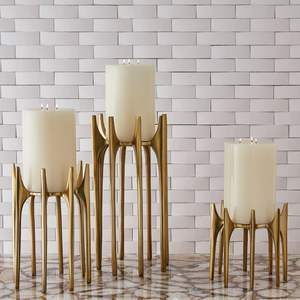 Portavelas de metal grande diseñado para sala de estar, centro de mesa de comedor y elegantes interiores contemporáneos para el hogar - Product Image 3