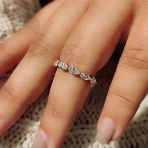 Bague de mariage en or jaune avec diamant taille marquise pureté VS, motif géométrique, bijoux raffinés pour promesses, sertie style éternité - Product Image 4
