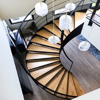 Escalier hélicoïdal moderne à câbles en acier noir, marches en bois massif, pour villa duplex
