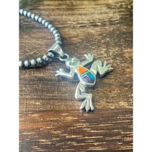 Pendentif grenouille Julius Burbank multi-pierres et argent sterling serti clos, plaqué or rose et rhodium, motif chiffres - Product Image 2