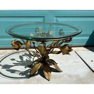 Table basse en aluminium personnalisée avec volutes florales et surface en verre lisse idéale pour le placement de meubles de déclaration - Product Image 6