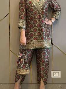 ชุดเซ็ตผ้าเครปธรรมชาติแท้พิมพ์ลายดิจิทัลแบบดั้งเดิมสำหรับผู้หญิง สไตล์ดอติ ใส่ได้ทุกฤดู เหมาะสำหรับงานแต่งงาน - Product Image 4