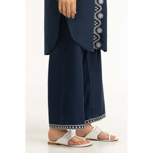 Ensemble coordonné pour femme en tissu crêpe bleu marine brodé, sans col, taille XXS, tenue deux pièces pour le printemps/été - Product Image 1