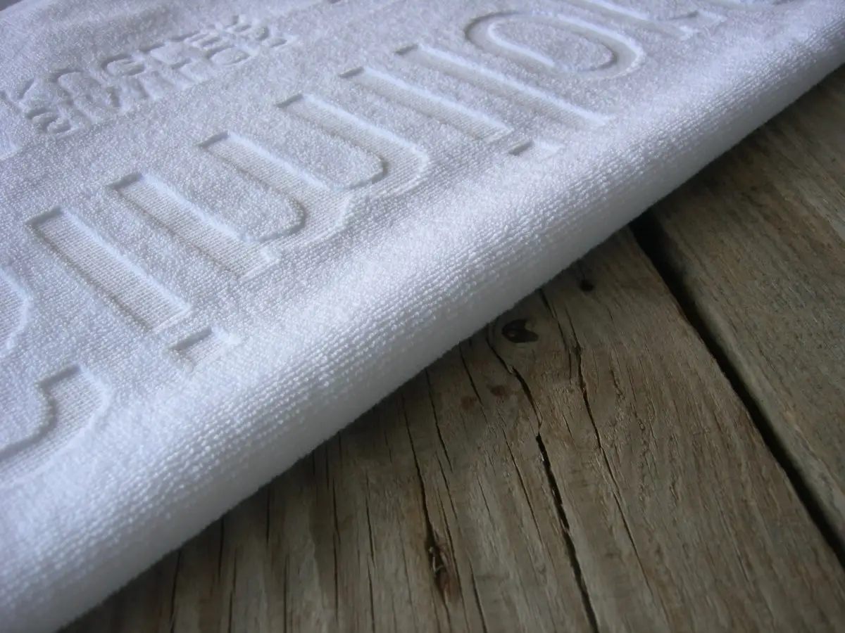 Logotipo personalizado tejido jacquard relieve Terry algodón Playa Hotel Toalla de baño (esponja cincelada) toalla en relieve 450 GSM 70x140 cm