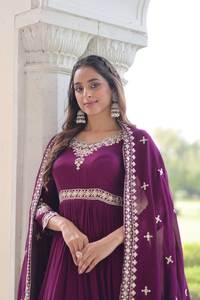 ชุดเดรสผ้าไหมวิชิตรา ดีไซน์เนอร์ ประดับเลื่อมและงานปักดิ้นทอง สำหรับงานเลี้ยงและงานแต่งงาน - Product Image 6