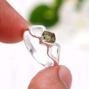 Anillo de plata de moldavita natural de Ley 925 elaborado con moldavita áspera para beneficios curativos para bodas - Product Image 1