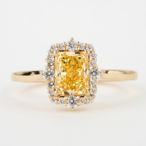 Oro amarillo 1.30ctw Radiante y corte redondo Anillo de diamante cultivado en laboratorio amarillo Ajuste de Punta Vs Diamantes de laboratorio Anillo de compromiso Regalo - Product Image 1