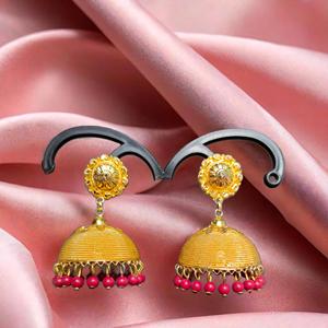 Ensemble de boucles d'oreilles très vendues avec des boucles d'oreilles de style Jhumka plaquées or 22 carats de conception traditionnelle Bijoux pour femmes portés par les exportateurs - Product Image 1