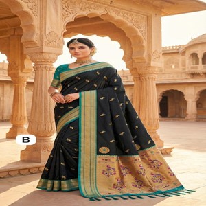 Sari en soie Paithani douce VASTRA COTTAGE avec tissage Zari, motif Meenakari, pallu riche en motifs de paon et chemisier en soie contrastant - Product Image 6