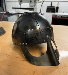 Casco de acero vikingo hecho a mano personalizado con casco griego portátil de cuero, cuchillos de disfraz, regalo para tu amigo - Product Image 3