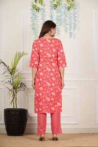 Conjunto de Kurta Recta de Algodón Cambray con Estampado Floral Rojo y Bordado para Mujer, Cuello Redondo y Mangas 3/4, con Pantalón Chevron y Dupatta - Product Image 4