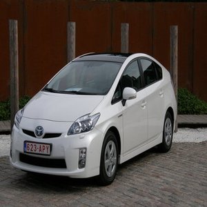Toyota Prius Sedán 1.8 Híbrido Automático Usado 2019-2026, 5 Asientos, Faros LED, Neumáticos R17, Emisión Euro VI, Interior de Tela, En Venta - Product Image 5