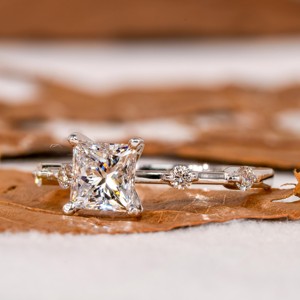 Anillo de compromiso de diamante cultivado en laboratorio de corte princesa de diseñador para una vida de amor Anillo de Bodas de diamantes pavé de distancia de corte redondo - Product Image 2