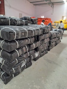 Tissu de bâche PE noir style maille imperméable résistant à l'eau bâche PE noir bâche PE tissu - Product Image 2