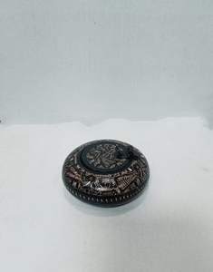 Cendrier classique en métal noir gravé avec conception d'empreintes digitales personnalisée parfait pour les restaurants à domicile et les fournitures de mariage de petite taille - Product Image 2