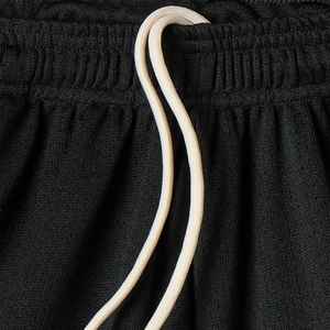 กางเกงขาสั้นผู้ชายคุณภาพพรีเมียม ดีไซน์ทันสมัย สีดำ เป็นมิตรกับสิ่งแวดล้อม ผลิตจากโพลีเอสเตอร์ 100% แบบตาข่าย สองชั้น แห้งเร็ว ระบายอากาศได้ดี ความยาวขาใน 7 นิ้ว - Product Image 6