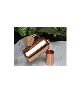 Jarra de cobre natural con exterior elegante y base redonda ideal para servir agua purificada y mantener el equilibrio interno - Product Image 3