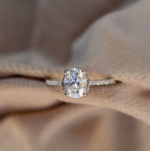 Bague Moissanite élégante et légère en argent sterling Design ovale élégant Cadeau parfait pour les femmes Style minimaliste - Product Image 2