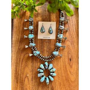 Ensemble de collier Squash Blossom en argent sterling turquoise Golden Hills de Kathleen Chavez - Product Image 1