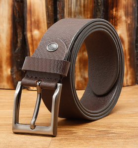 Ceinture en cuir marron durable pour homme avec un design texturé et une boucle ardillon élégante. Disponible aux prix de gros. - Product Image 1