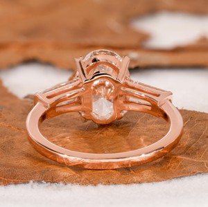Bague de fiançailles en or massif de 2.70 carats avec trois pierres ovales taillées en laboratoire pour les mariages et les fêtes. - Product Image 3