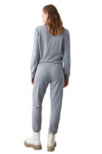 Respirant femmes Slim Fit survêtement décontracté pull à capuche polaire et pantalon de jogging ensemble dans des couleurs attrayantes pour l'hiver - Product Image 3