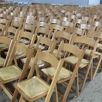 Chaise à dossier croisé en résine couleur bois, style tendance, pour restaurant, hôtel, événements extérieurs, fête, en vente avec livraison rapide