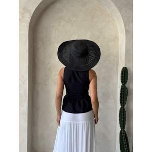 เสื้อผู้หญิงสีดำแบบสายรัดประดับลูกไม้ ขายส่ง - Product Image 1