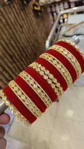 Ensemble de bracelets Kundan de haute qualité pour femmes avec finition au toucher velours Bracelets de mariée ethniques indiens traditionnels pour une occasion spéciale - Product Image 3