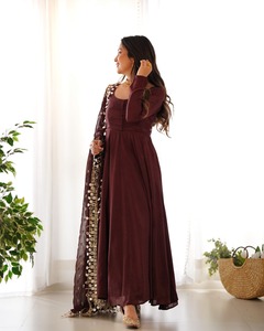Robe Anarkali de haute qualité en tissu respirant pour femmes, élégante et de dernière conception, pour les options de fête et de mariage - Product Image 5