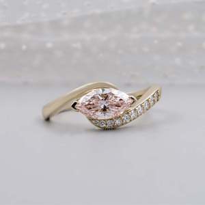 Bague de fiançailles pour femme en diamant rose fantaisie taille marquise certifié IGI, design bypass avec pavé de pierres latérales - Product Image 1