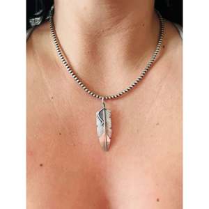 Pendentif Plume Navajo Fait Main en Argent Sterling Plaqué Or Rose et Rhodium, Breloque de Style Religieux, Bijou en Platine, Matière Principale - Product Image 2