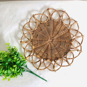 Cubiertos de Ratán de Color Verde y Salvamanteles - Product Image 3