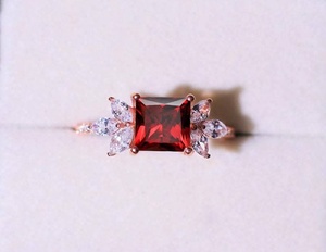 แหวนเพชรโมอิสเจียระไนแบบเจ้าชายหรูหราดีไซน์หินสามก้อนสีโรสโกลด์ - Product Image 4