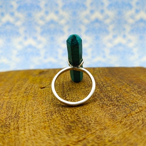 Vente en gros de bague de mariage en argent faite à la main pour femmes Dernier style en forme de crayon Howlite Turquoise Gemstone Set Ovale Lunette Setting - Product Image 3