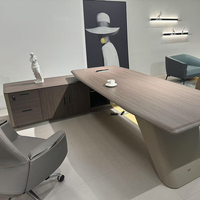 Bureau de direction haut de gamme avec éclairage LED ambiant, grande table de bureau pour manager ou PDG avec armoire latérale pour bureau de PDG