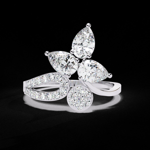 Anillo de Compromiso con Diamante Cultivado en Laboratorio, Diseño de Racimo de Peras con Banda de Oro Abierta y Diseño Pavé, Joyería Única - Product Image 3