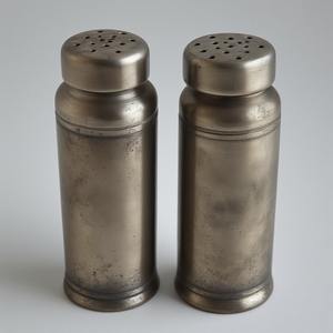 Molinillo de sal y pimienta de latón elegante con superficie de pátina mate artesanal Diseñado para interiores de comedor decorativos - Product Image 5