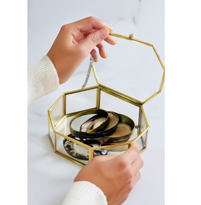 Boîte à bijoux en verre couleur or conçue pour répondre aux normes les plus élevées de qualité internationale adaptée aux cadeaux haut de gamme, affichage - Product Image 1