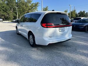 Superb White 2024 Chrysler Pacifica Touring L FWD Usado con asientos de cuero Navegación Tercera fila Asientos Arranque remoto - Product Image 2