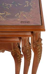 ชุดโต๊ะไม้แบบซ้อนกันสไตล์คลาสสิก พร้อมงานศิลปะตกแต่งสีทองและขาโค้งหรูหราสำหรับตกแต่งบ้านอย่างมีระดับ - Product Image 2