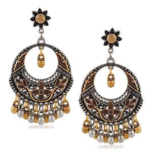 Kriaa Classic Trendy Acero inoxidable Pendientes colgantes chapados en dos tonos Flor de gota Diseño de mariposa para fiestas Modelo 1309055 - Product Image 1