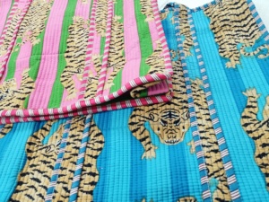 Les sacs kantha matelassés en coton imprimé tigre sur le thème de la jungle pour la revente par les magasins d'accessoires de mode peuvent être fabriqués sur mesure - Product Image 4