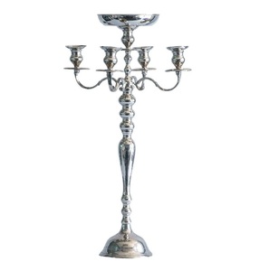 Candélabre à trois bras en argent avec finition classique polie pour une décoration de table élégante - Product Image 2