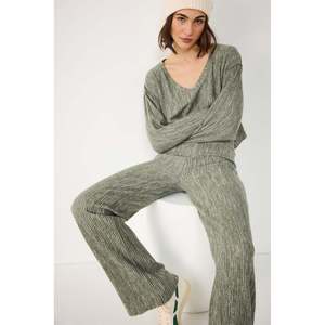 Top Corto Informal de Canalé con Cuello en V y Logotipo Frontal, Ropa Suave de Longitud Corta - Product Image 3